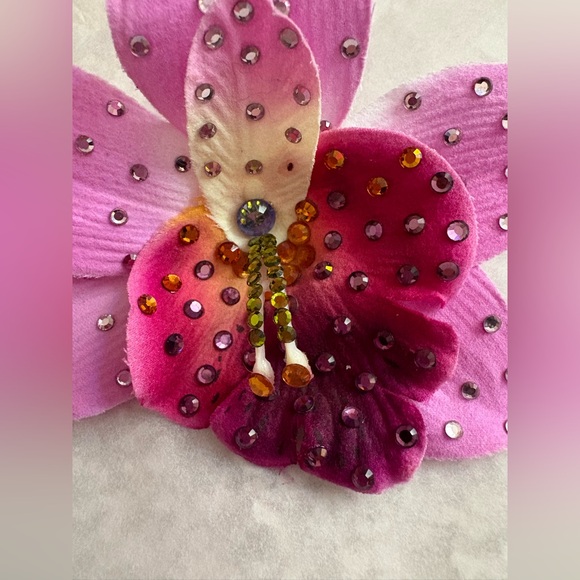 Tarina Tarantino vintage flower hair accessory - Picture 3 of 4